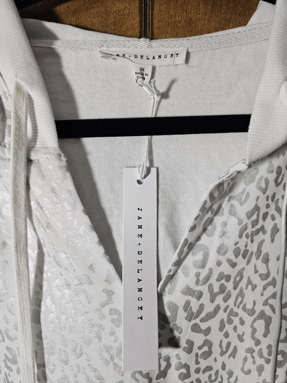 NWT Jane and Delancey White Leopard Print Hooded Short-Sleeve Sweatshirt - Picture 4 of 4